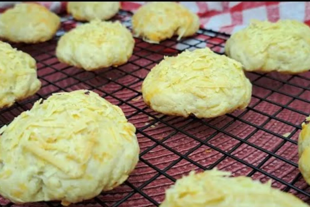 Bolacha salgada de parmesão macia e muito saborosa para servir como petisco no Ano Novo