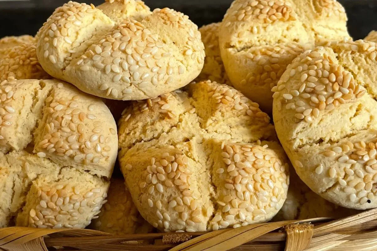 Bolachinha caseira com gergelim na receita tradicional que encanta todo mundo para o café
