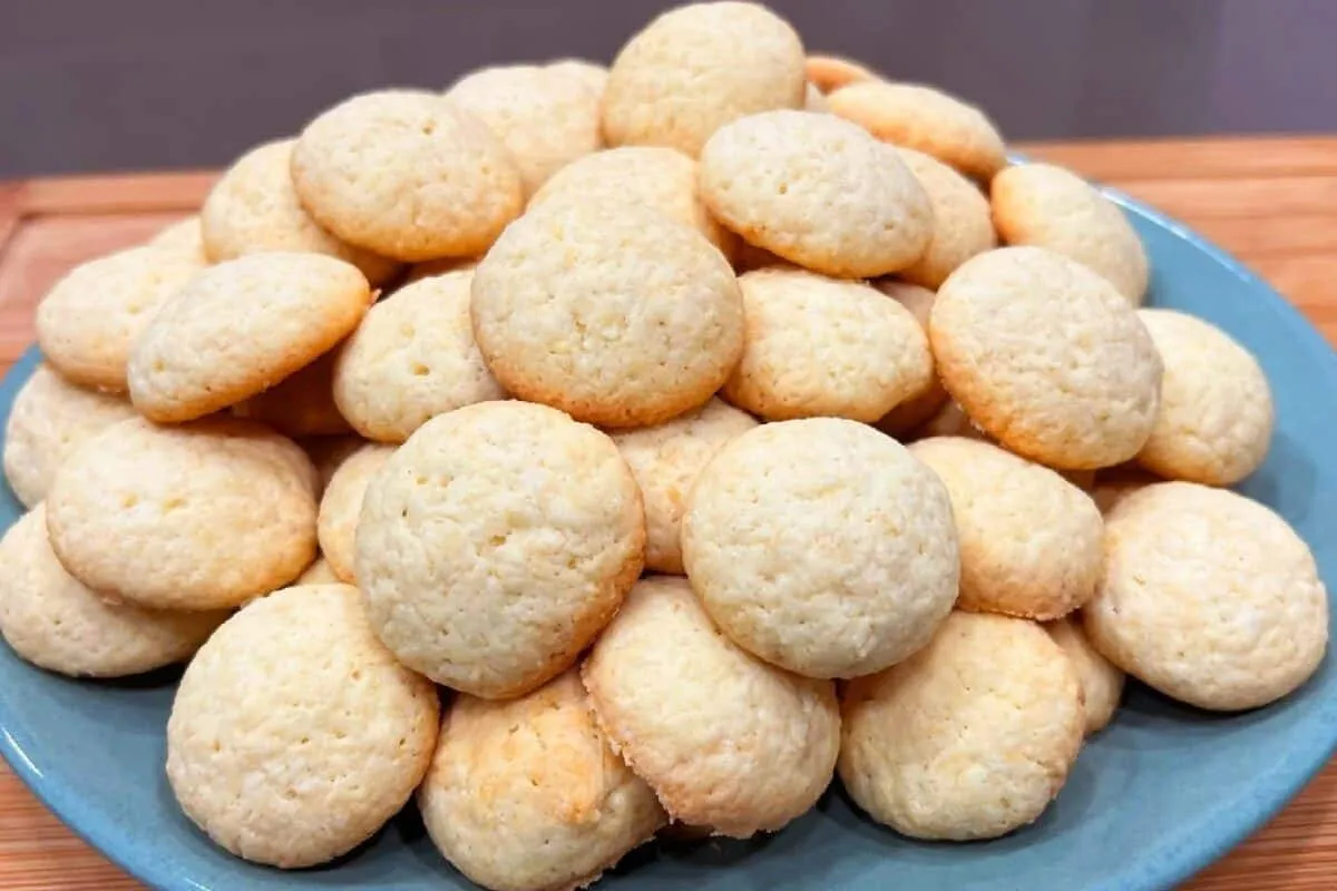 Bolachinha de coco gostosa que desmancha na boca e é muito simples de preparar