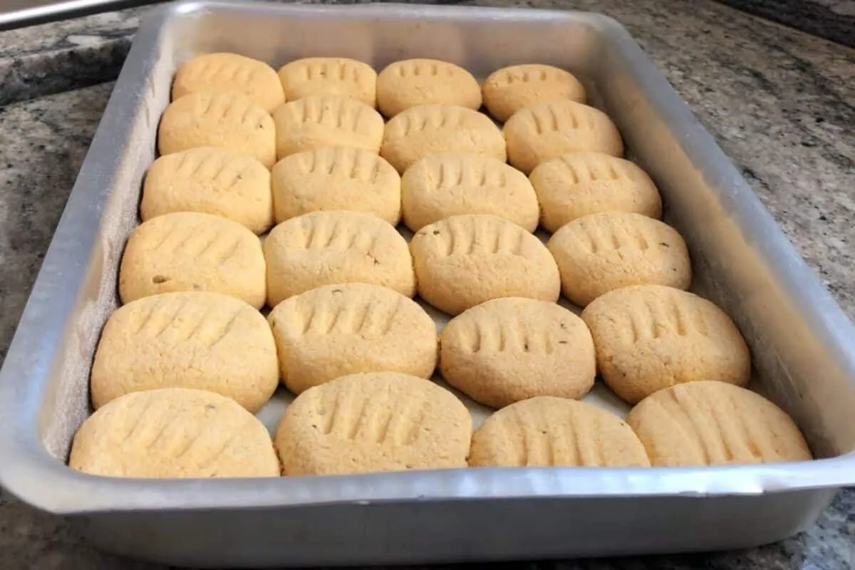 Bolachinha de fubá crocante que desmancha na boca e lembra receita de vó