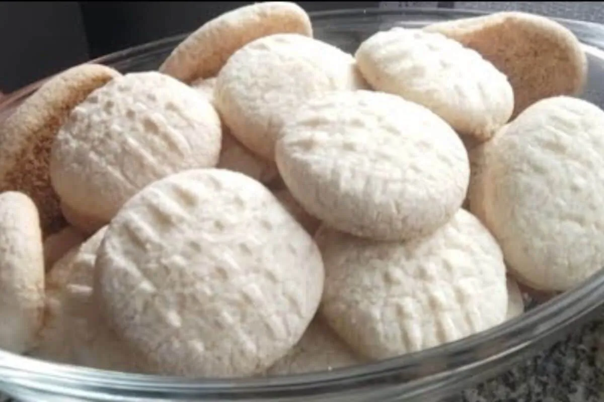 Bolachinha de polvilho doce que derrete na boca e fica pronta em minutos, ideal para o  café