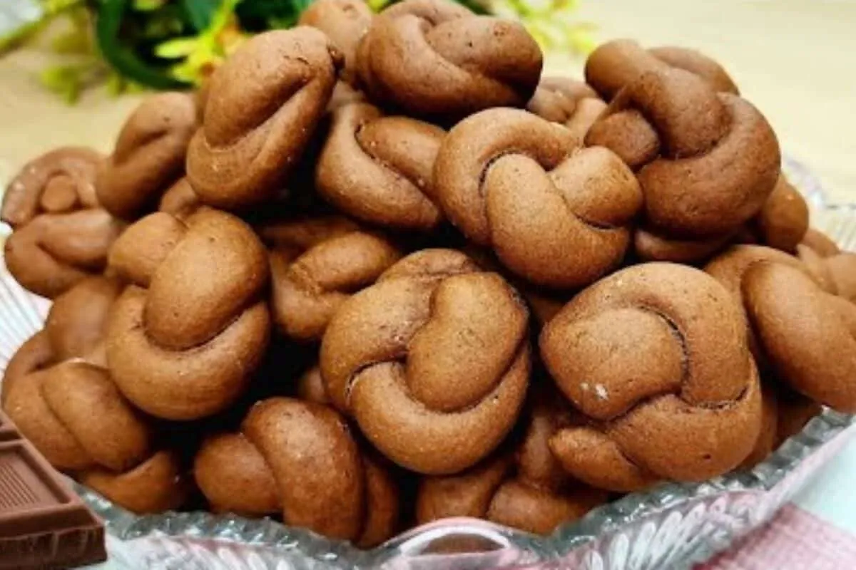 Bolachinha torcida de chocolate que derrete na boca e é muito fácil de fazer