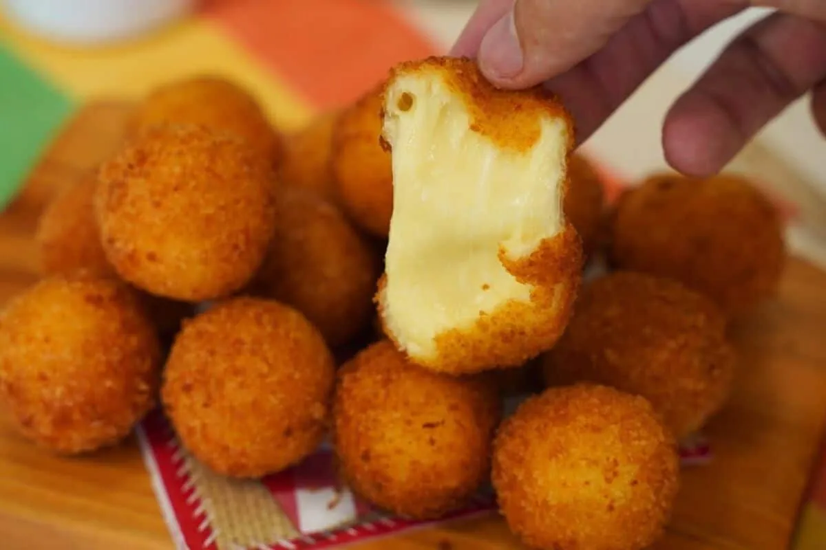 Bolinha de queijo com apenas 3 ingredientes, fácil de preparar e fica pronta em minutos