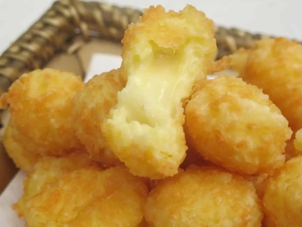 Bolinha de queijo de 3 ingredientes simples e fácil de preparar para fazer hoje