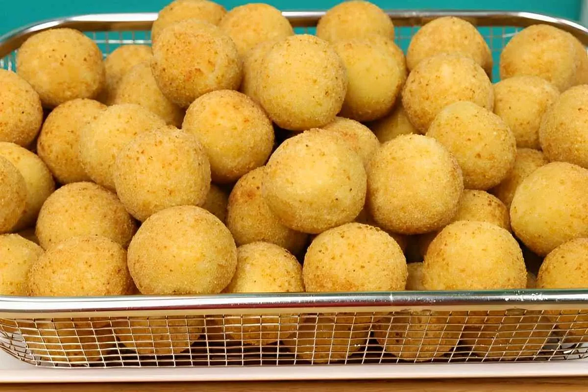 Bolinha de queijo fácil: essa não tem como errar e fica uma delícia