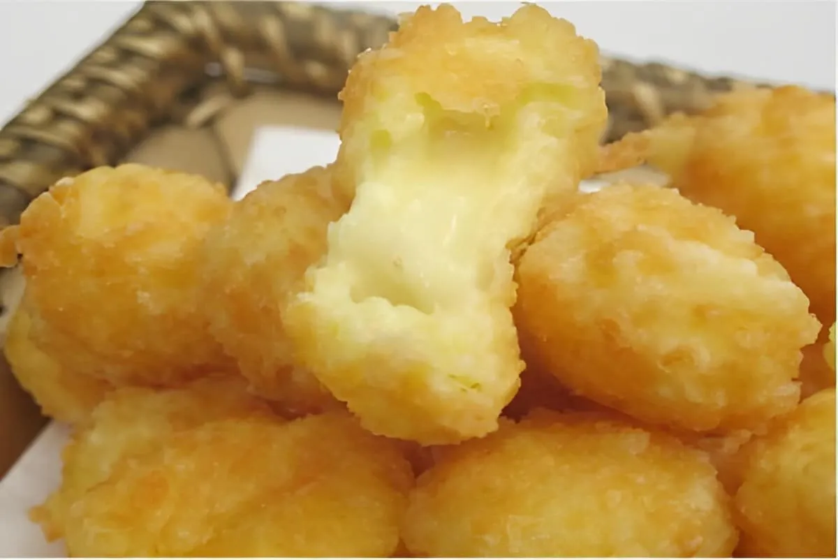 Bolinha de queijo feito com 3 ingredientes simples e fácil de preparar perfeito para o lanche