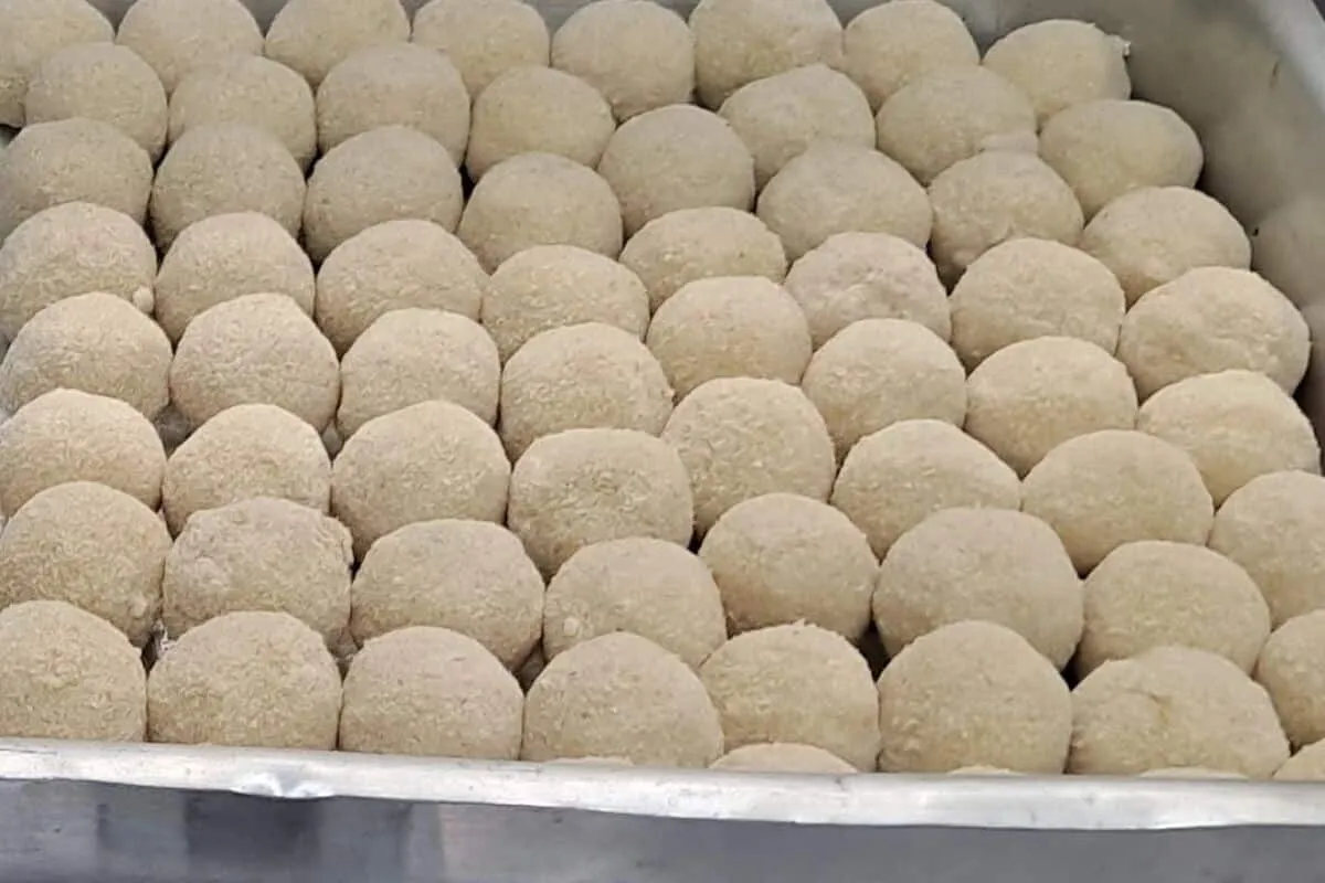 Bolinha de queijo para festas: massa fácil que derrete o queijo por dentro e rende muito