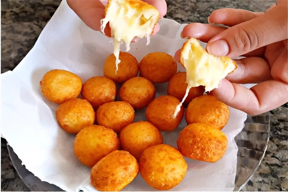 Bolinha de queijo sem massa feita com apenas 3 ingredientes em menos de 30 minutos