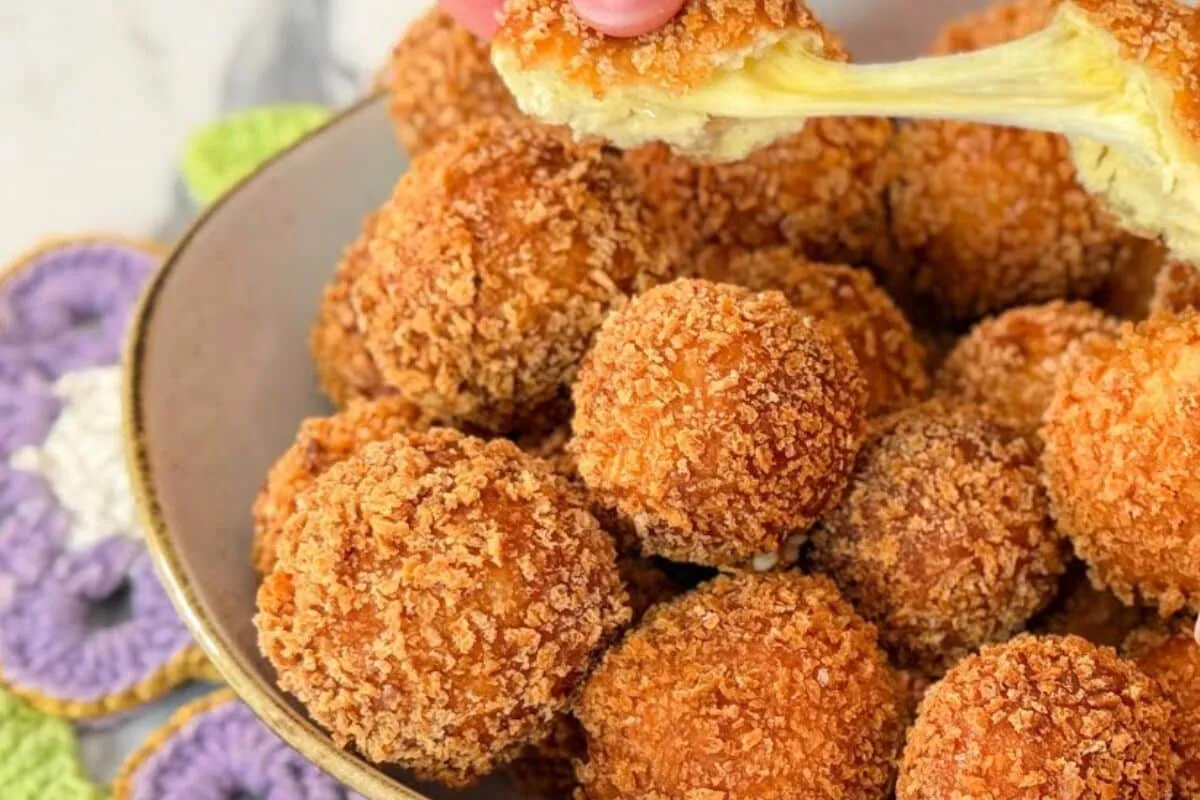 Bolinha de queijo sequinha com massa sovada e fofinha, perfeita para o lanche com amigos