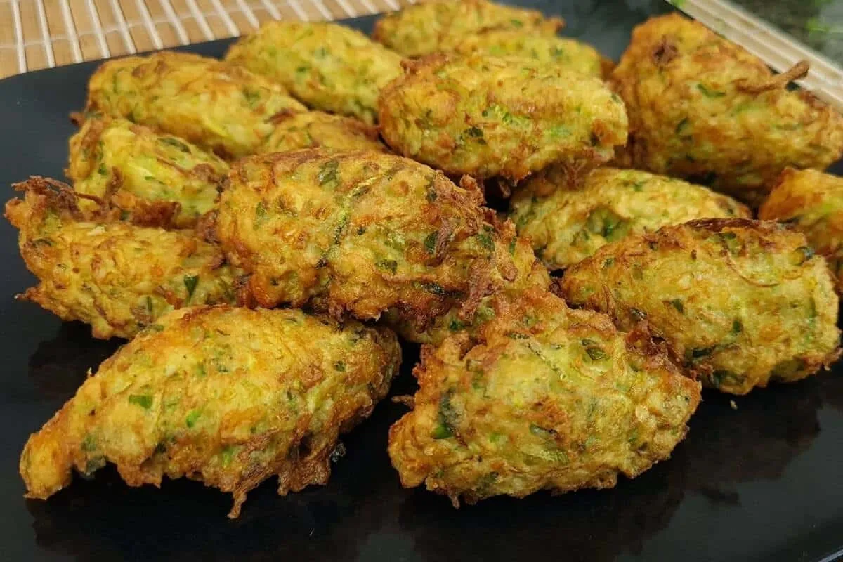 Bolinho de abobrinha simples de fazer e dá vontade de comer todo dia