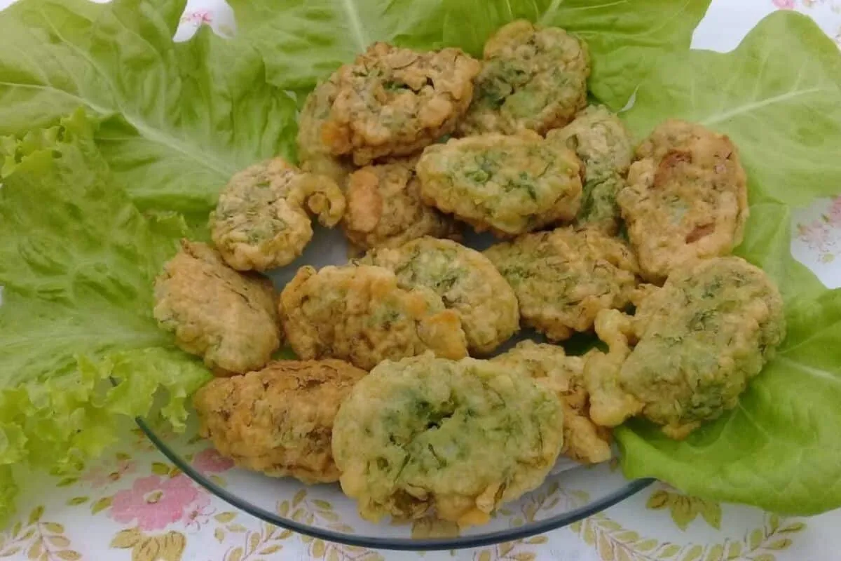 Bolinho de alface sequinho por fora e macio por dentro, uma opção diferente e gostosa para qualquer refeição