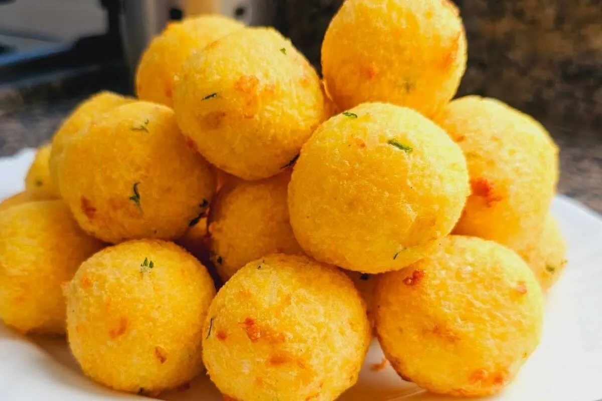 Bolinho de arroz amanhecido: vai bem do café da manhã ao jantar de tão gostoso