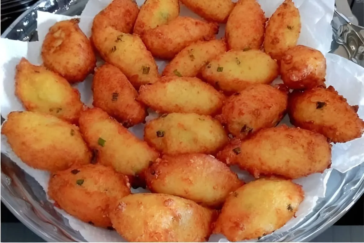 Bolinho de arroz com arroz de ontem é muito fácil basta bater no liquidificador e fritar