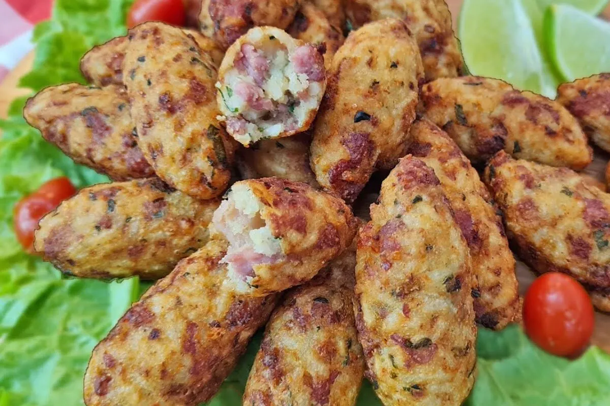 Bolinho de arroz com linguiça crocante por fora e super suculento por dentro igual ao de boteco