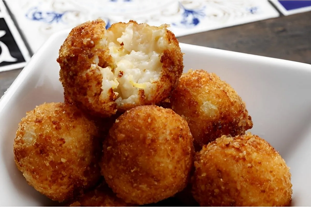 Bolinho de arroz recheado com queijo aproveite o arroz que sobrou para preparar