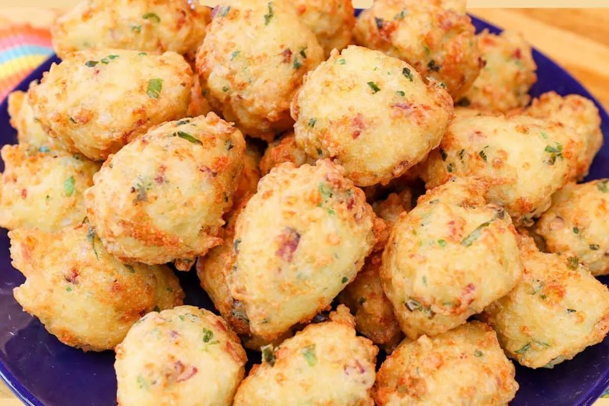 Bolinho de arroz sequinho e crocante bem temperadinho para qualquer refeição