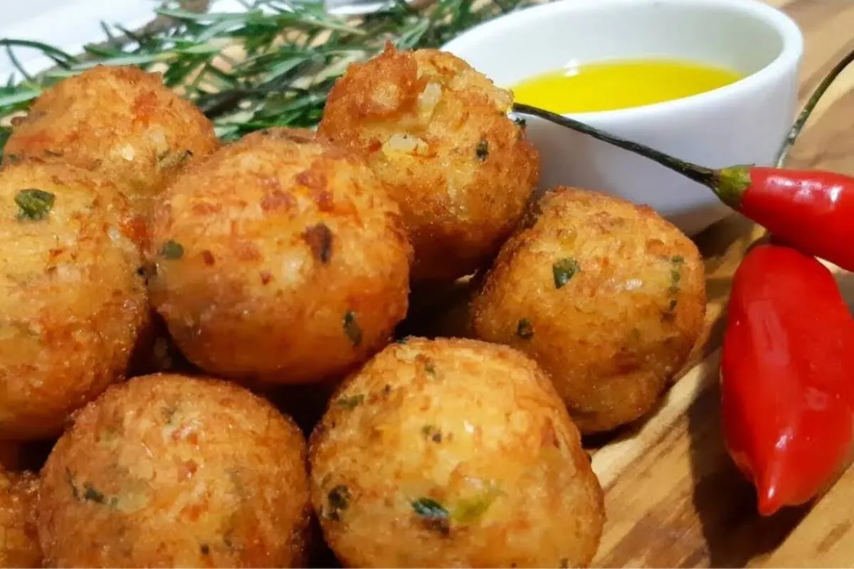Bolinho de bacalhau com batata: fica sequinho por fora e molhadinho por dentro