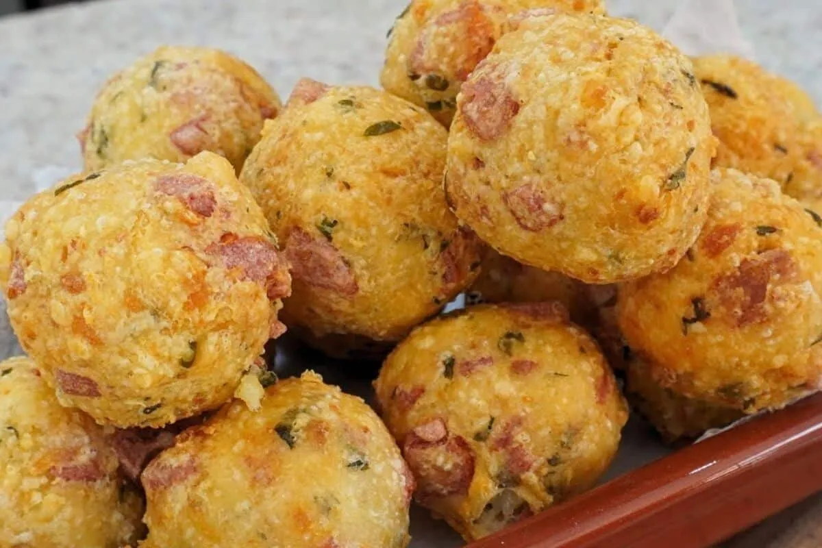 Bolinho de batata frito: crocante por fora e macio por dentro: o petisco ideal para o seu final de semana