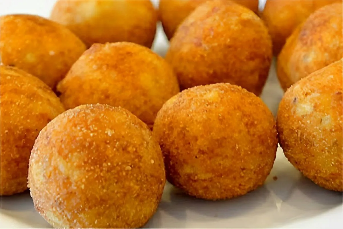 Bolinho de batata frito recheado com queijo ele desmancha na boca uma delícia simples de fazer