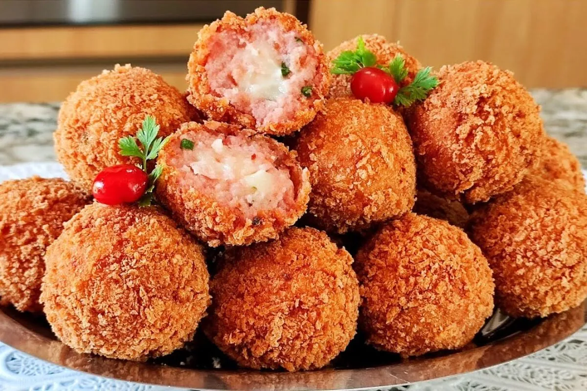 Bolinho de calabresa frito crocante por fora, macio por dentro e ótimo para petiscar
