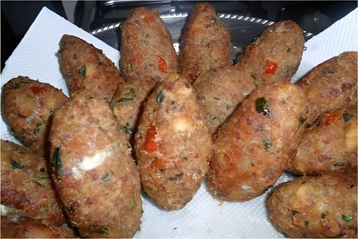 Bolinho de carne com pão amanhecido aproveite o pão que sobrou de ontem para mistura de hoje