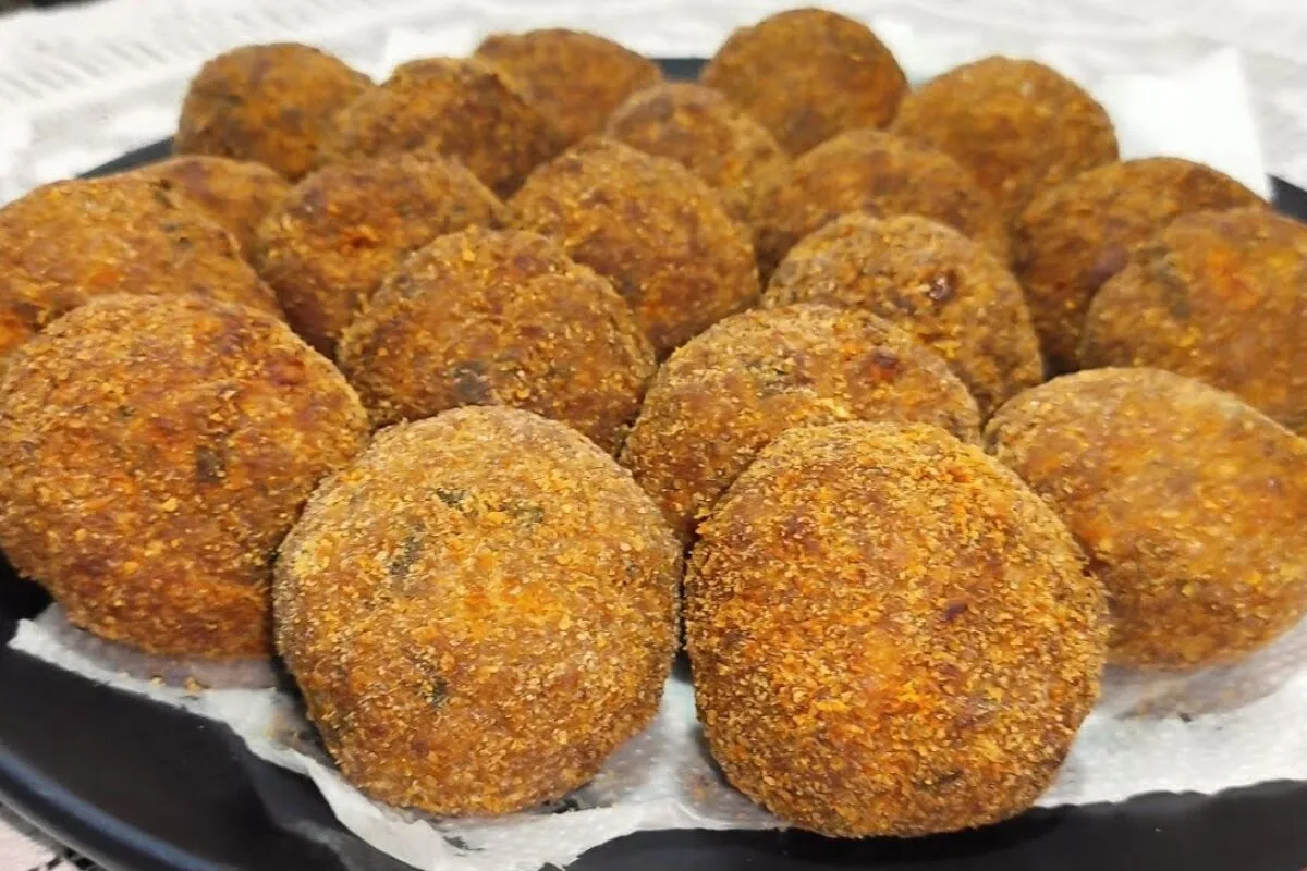 Bolinho de carne crocante e suculento por dentro: parece porção de lanchonete chique