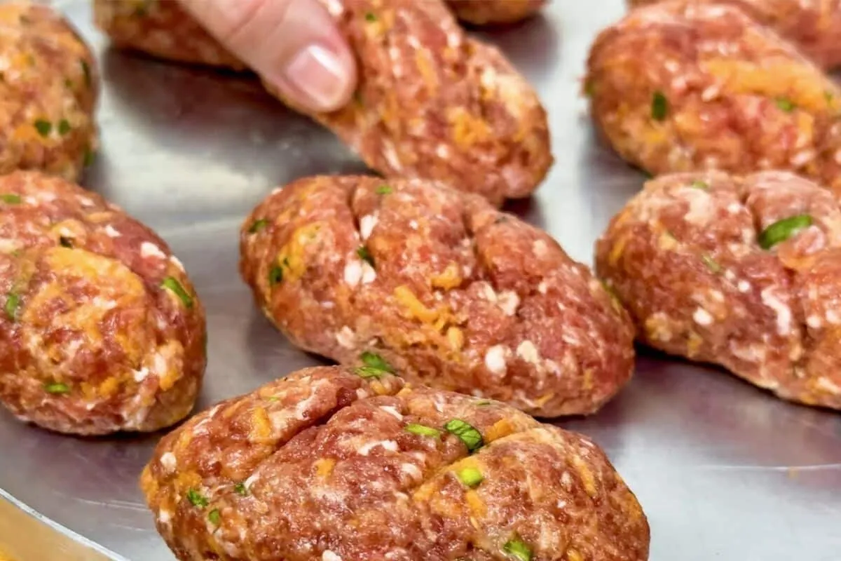 Bolinho de carne gostoso e fácil que nem esse fica ótimo no seu lanche ou até mesmo no jantar