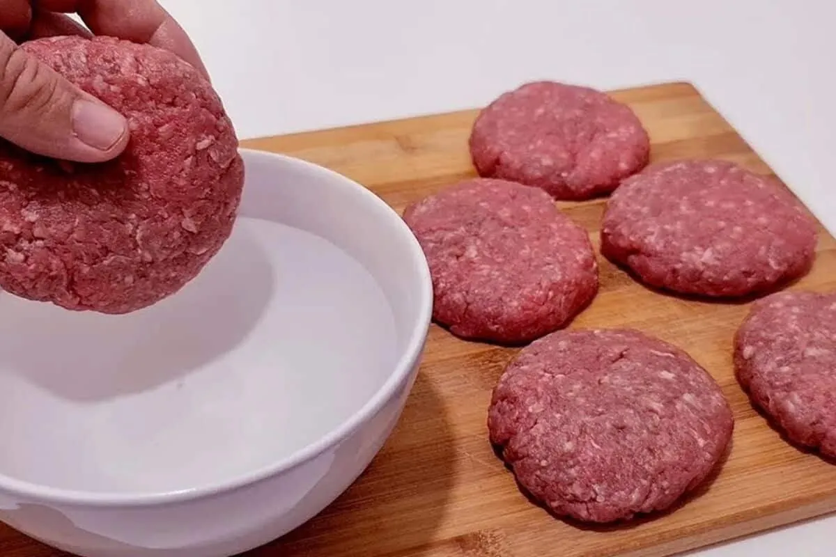 Bolinho de carne moída, que fica muito suculento e saboroso, ideal para a sua refeição