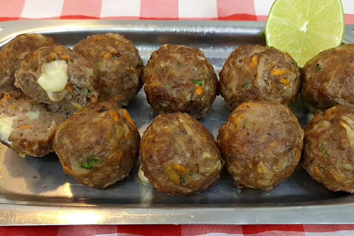 Bolinho de carne moída recheado e assado na AirFryer para a refeição de toda a família