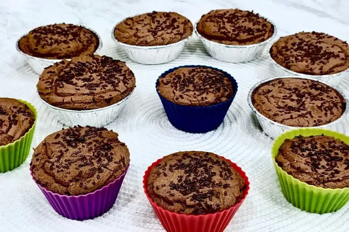 Bolinho de chocolate fácil e fofinho para festinhas de aniversário