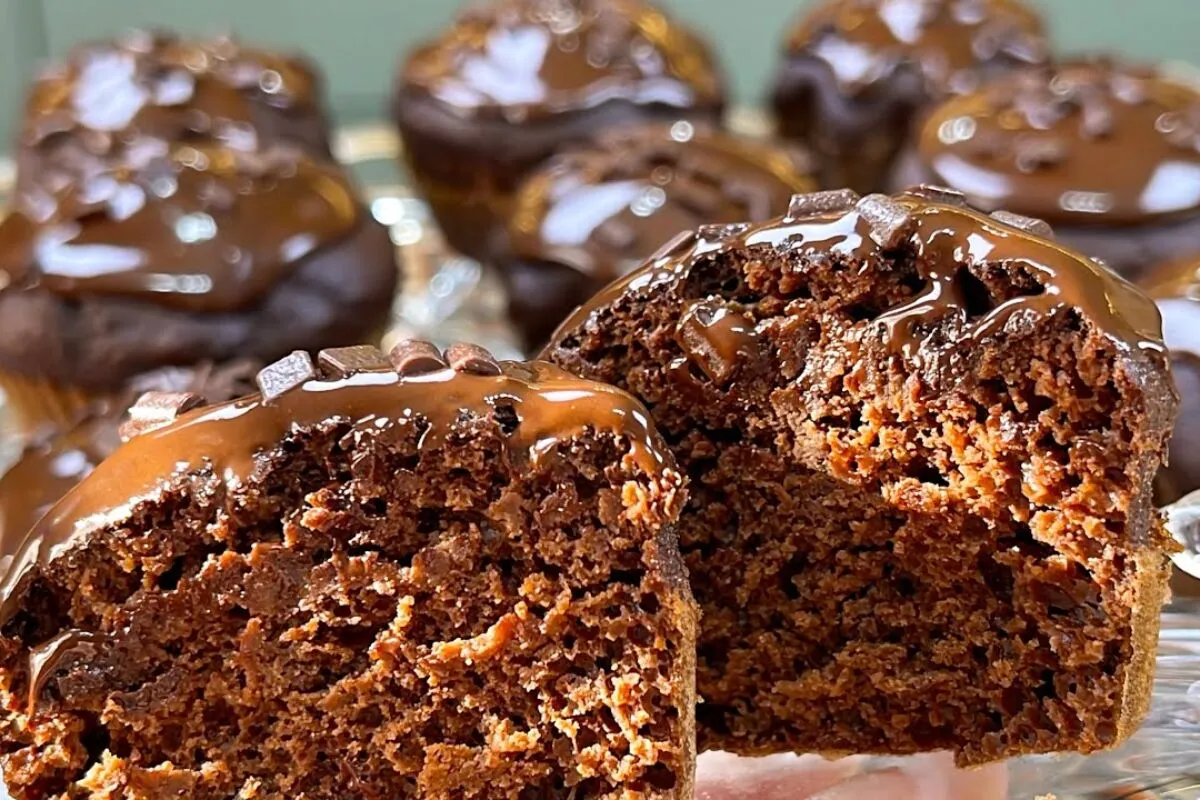 Bolinho de chocolate saudável: receita incrível sem farinha e sem açúcar para você comer sem culpa