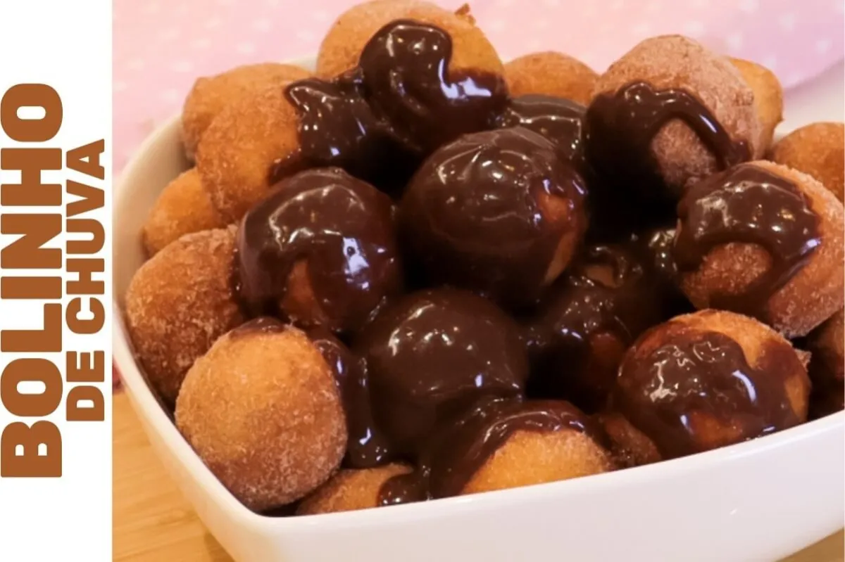 Bolinho de chuva com calda de chocolate, fofinho e perfeito para agora no café da manhã