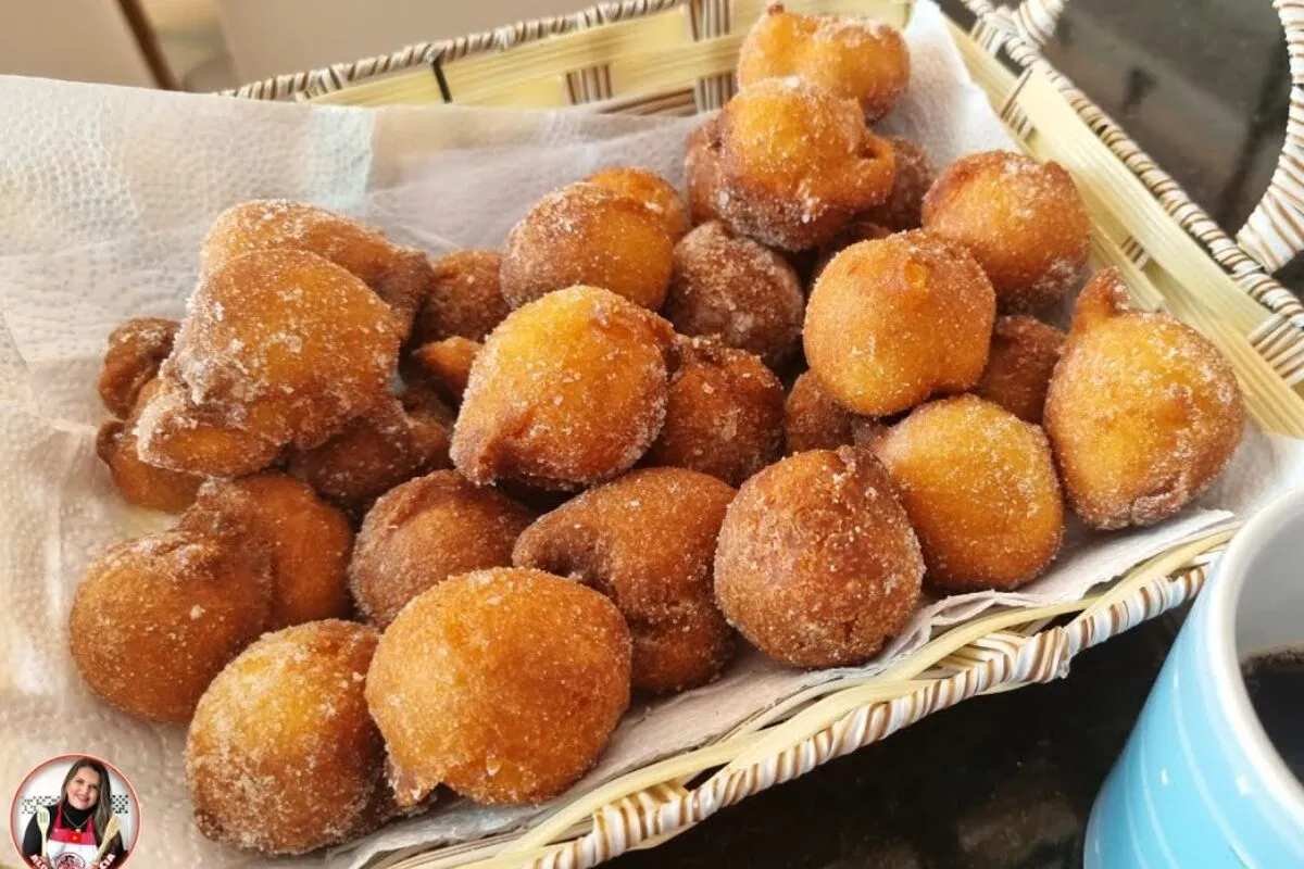 Bolinho de chuva de laranja delicioso e macio que desmancha na boca