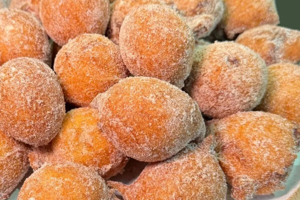 Bolinho de chuva macio e sequinho, que não fica cru por dentro e tem um gostinho de infância
