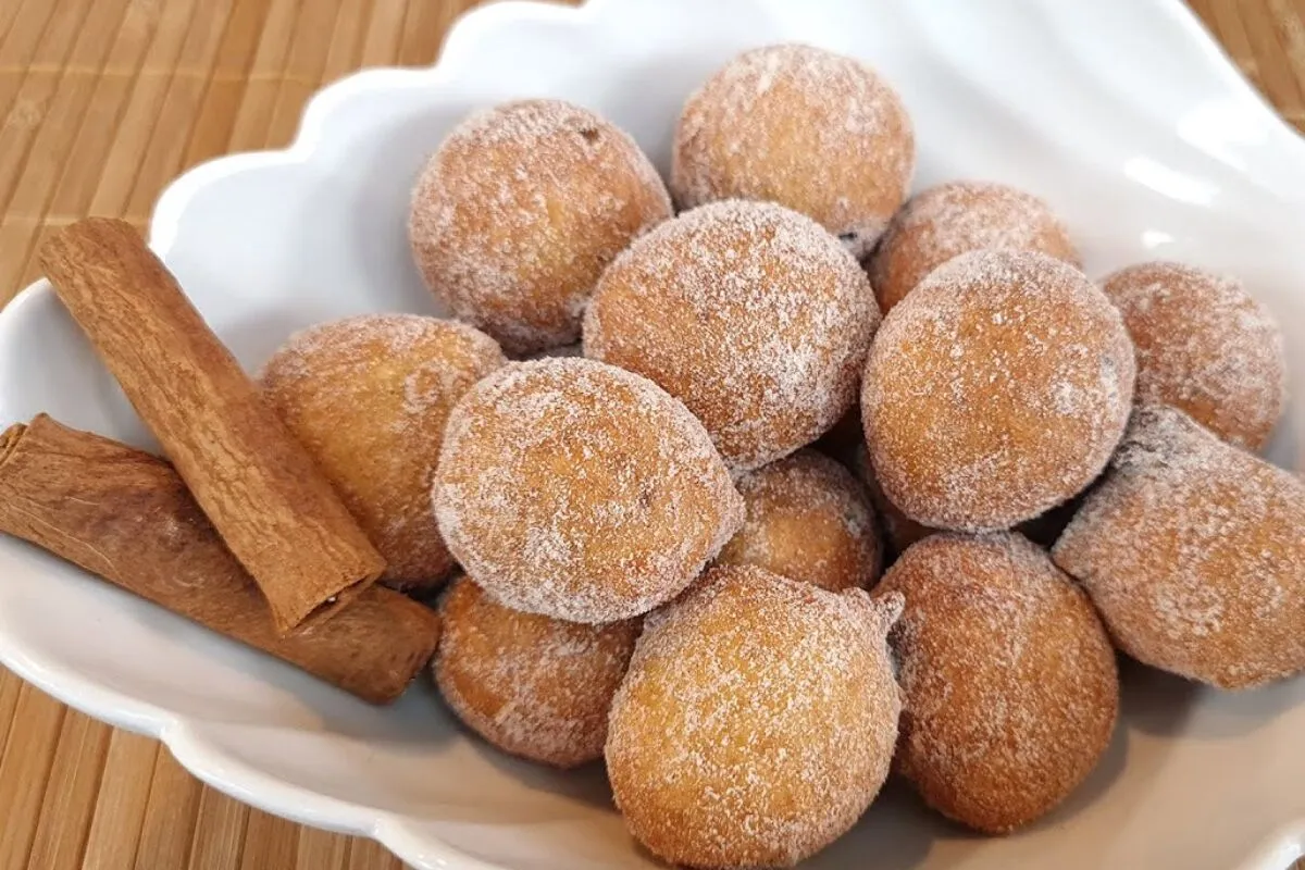 Bolinho de chuva recheado, uma delícia com recheio de brigadeiro que é apaixonante