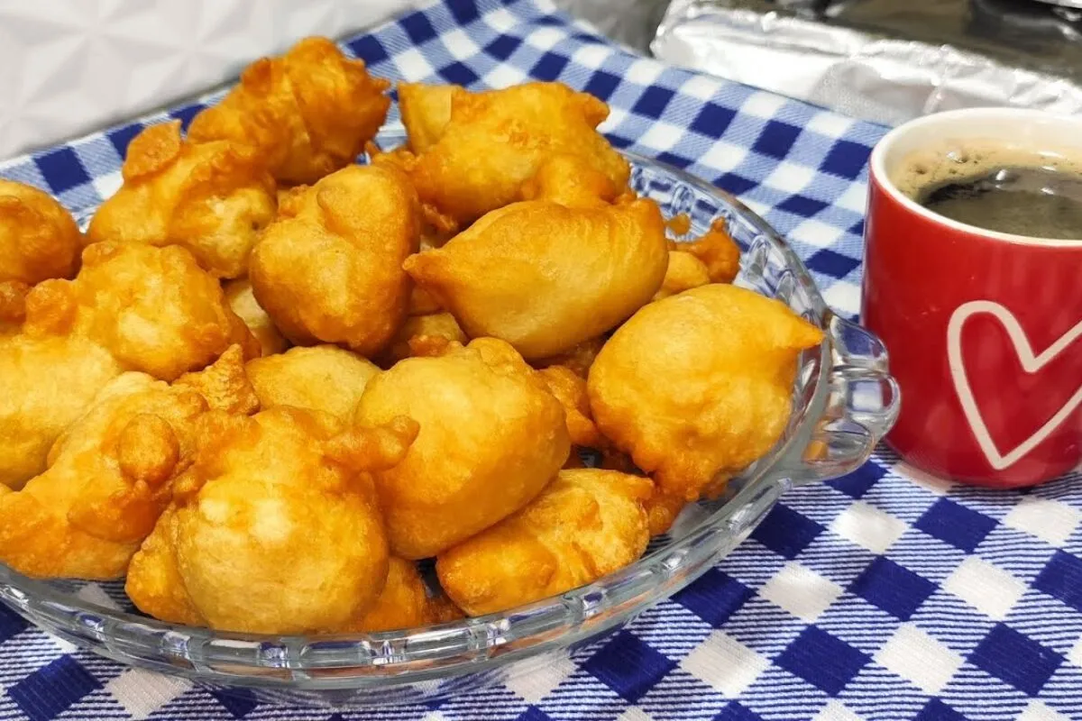 Bolinho de chuva salgado sem lactose e sem ovo, que fica crocante por fora e macio por dentro