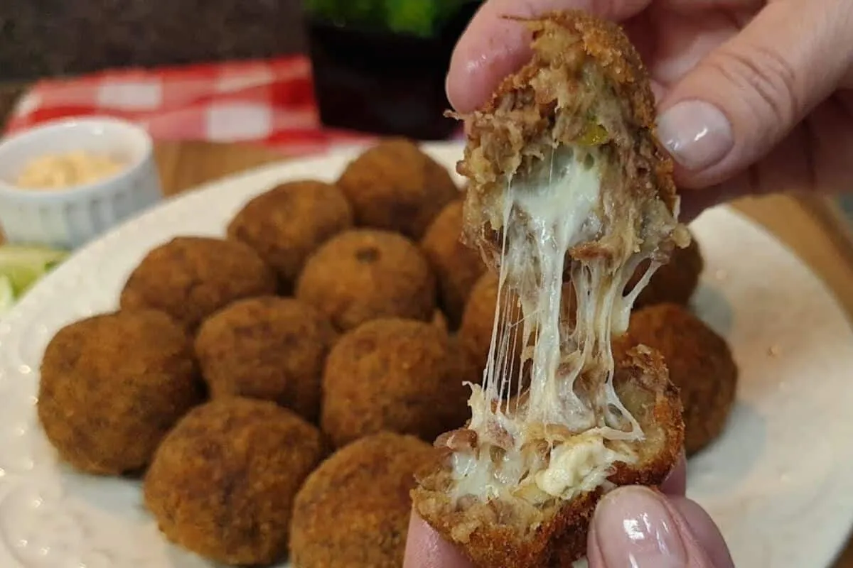Bolinho de costela com queijo crocante por fora e recheio suculento e queijo derretendo
