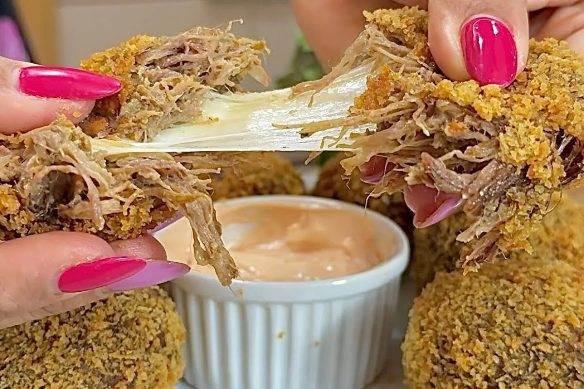 Bolinho de costela crocante por fora e suculento por dentro: petisco perfeito para qualquer ocasião