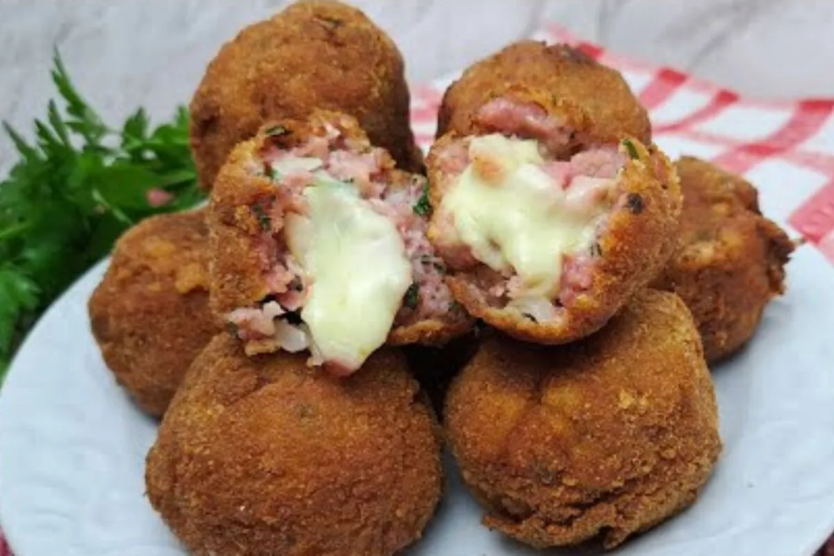 Bolinho de linguiça toscana com queijo, um petisco perfeito para saborear com os amigos