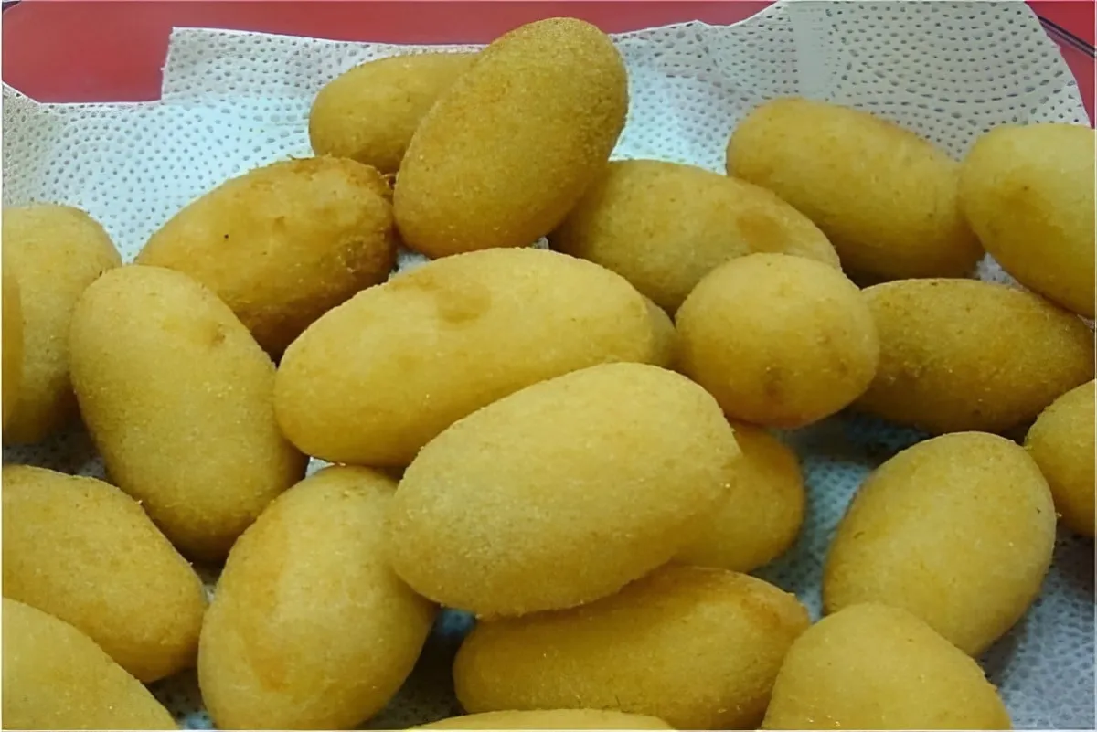 Bolinho de mandioca com carne moída um salgado delicioso do jeito que vovó fazia