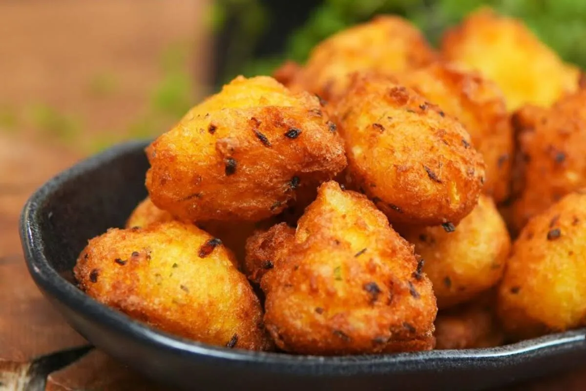 Bolinho de mandioca crocante: perfeito para petiscar com a família ou entre amigos