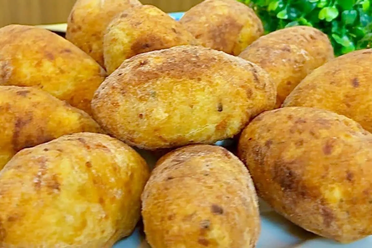 Bolinho de mandioca maravilhoso com uma massa perfeita que não encharca de óleo