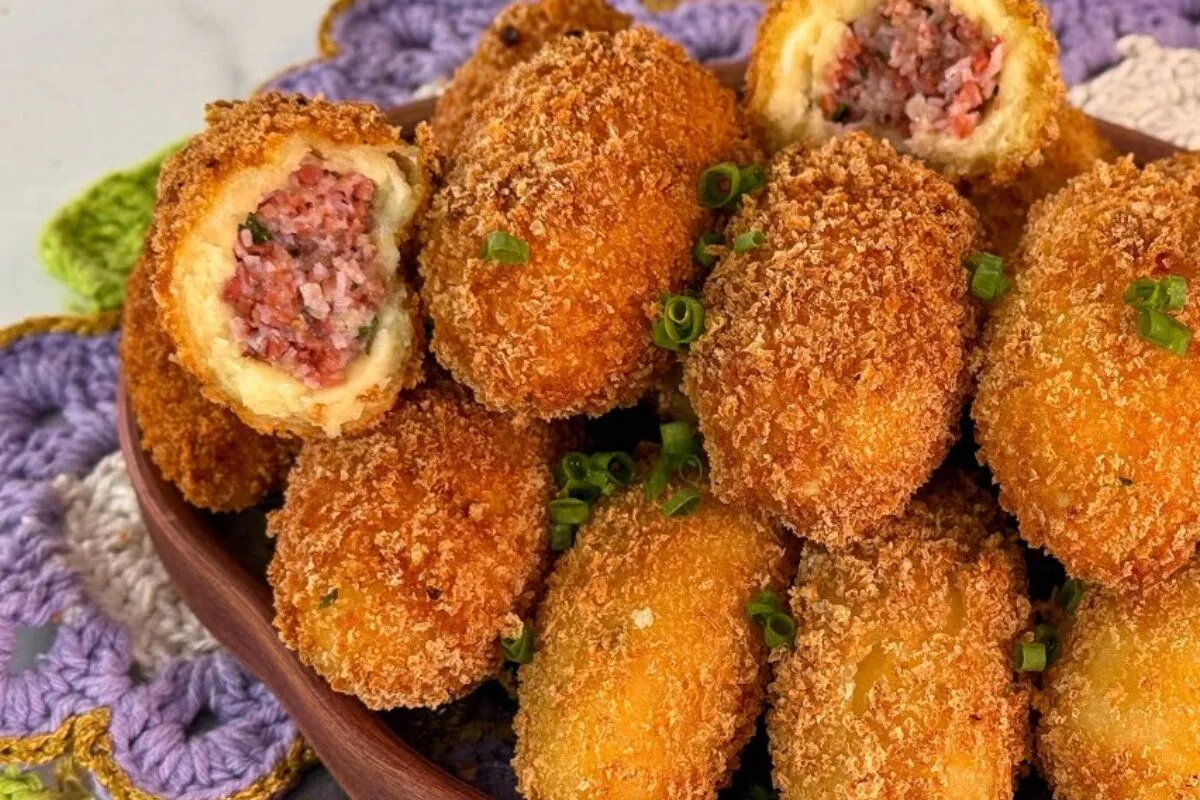 Bolinho de mandioca recheado, crocante por fora e sem farinha de trigo na receita