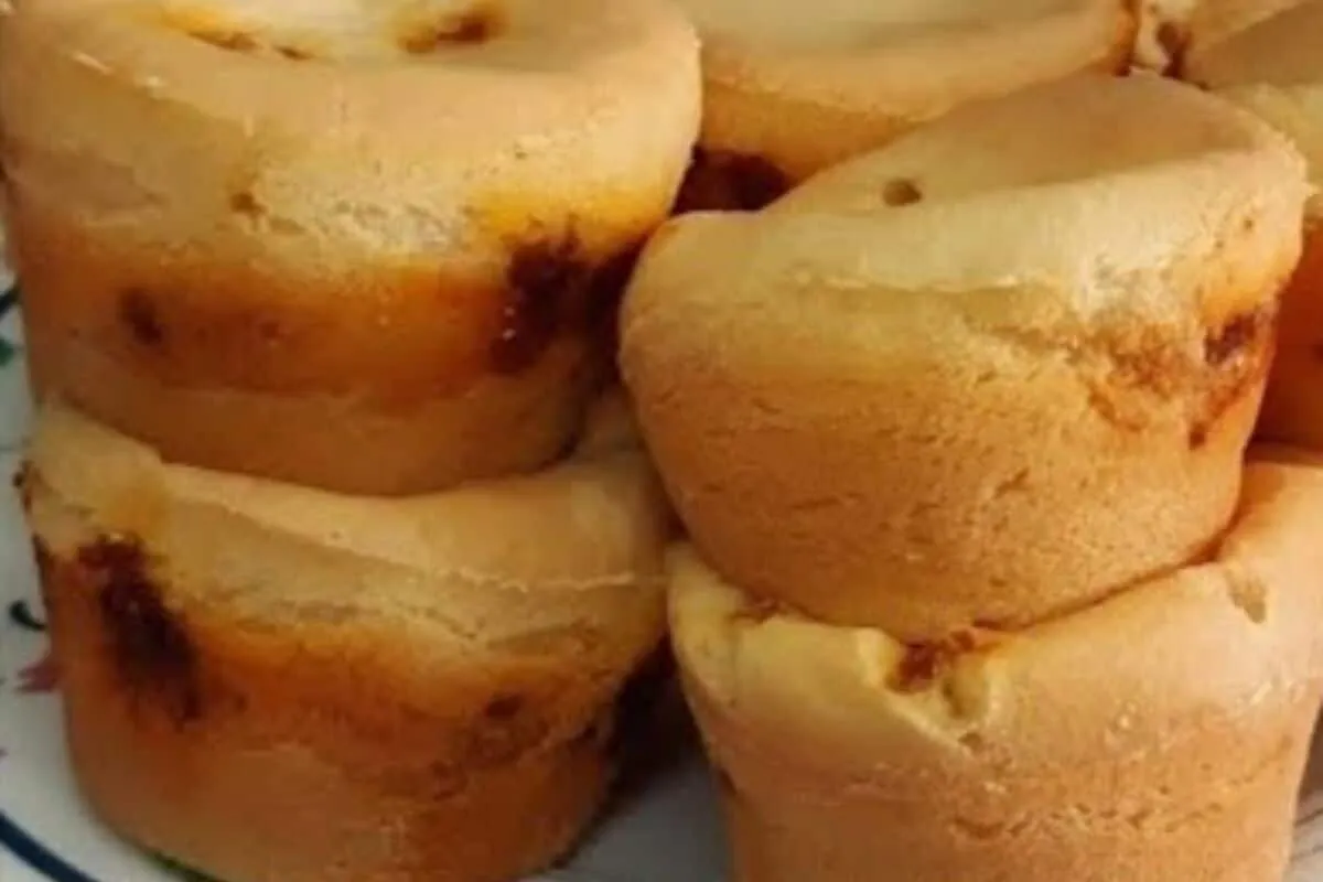 Bolinho de mandioca recheado, um petisco que derrete na boca e é sequinho por fora