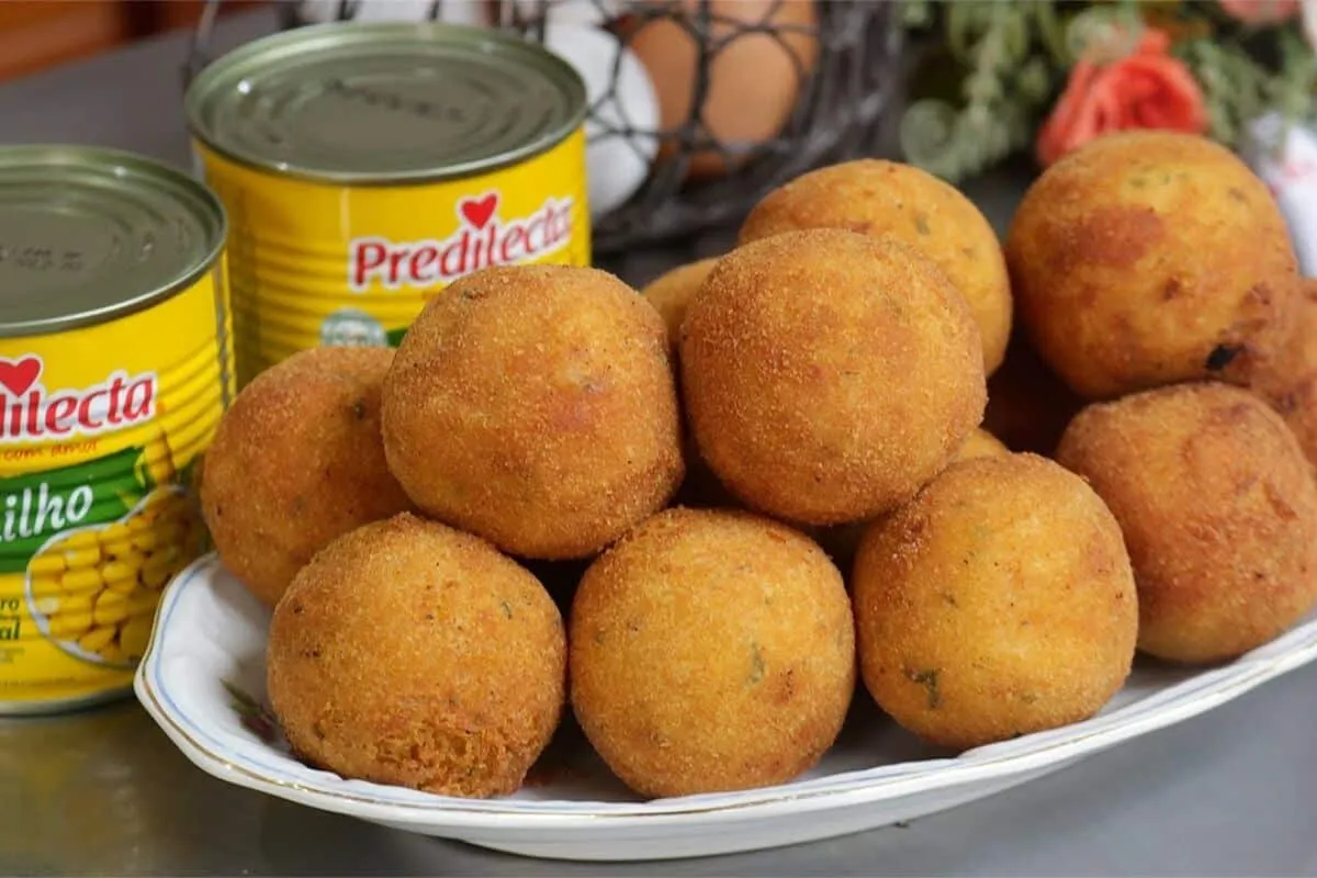 Bolinho de milho frito com um sabor delicioso e marcante para a hora do seu lanche da tarde