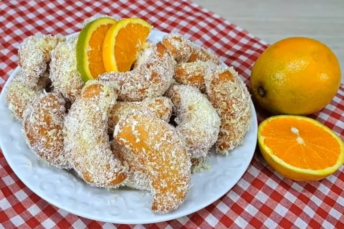 Bolinho meia lua de iogurte com laranja e coco: sobremesa fácil para o Réveillon