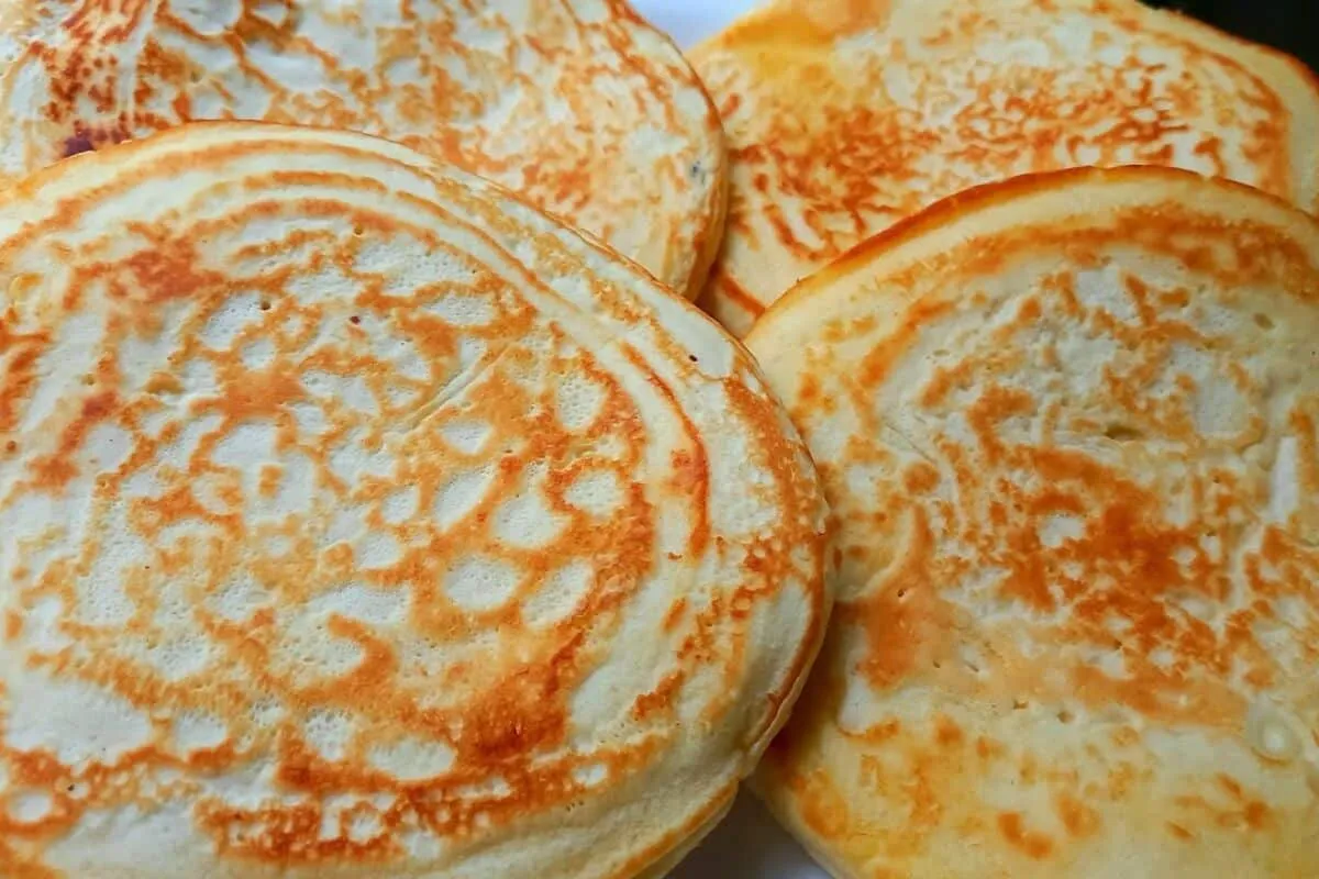 Bolinho salgado de frigideira maravilhoso, fofinho e com um sabor incrível para um lanche rápido