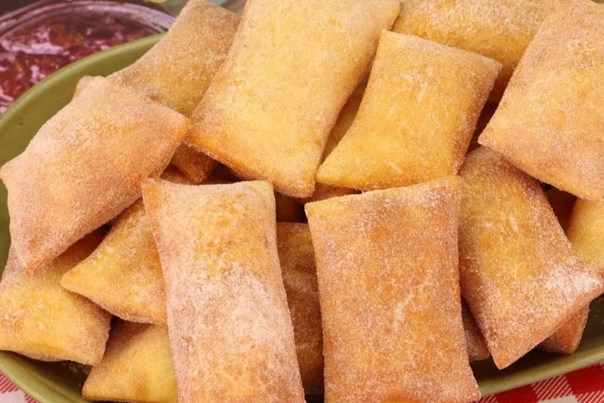 Bolinho sapo simples e fofinho, perfeito para servir com café quente