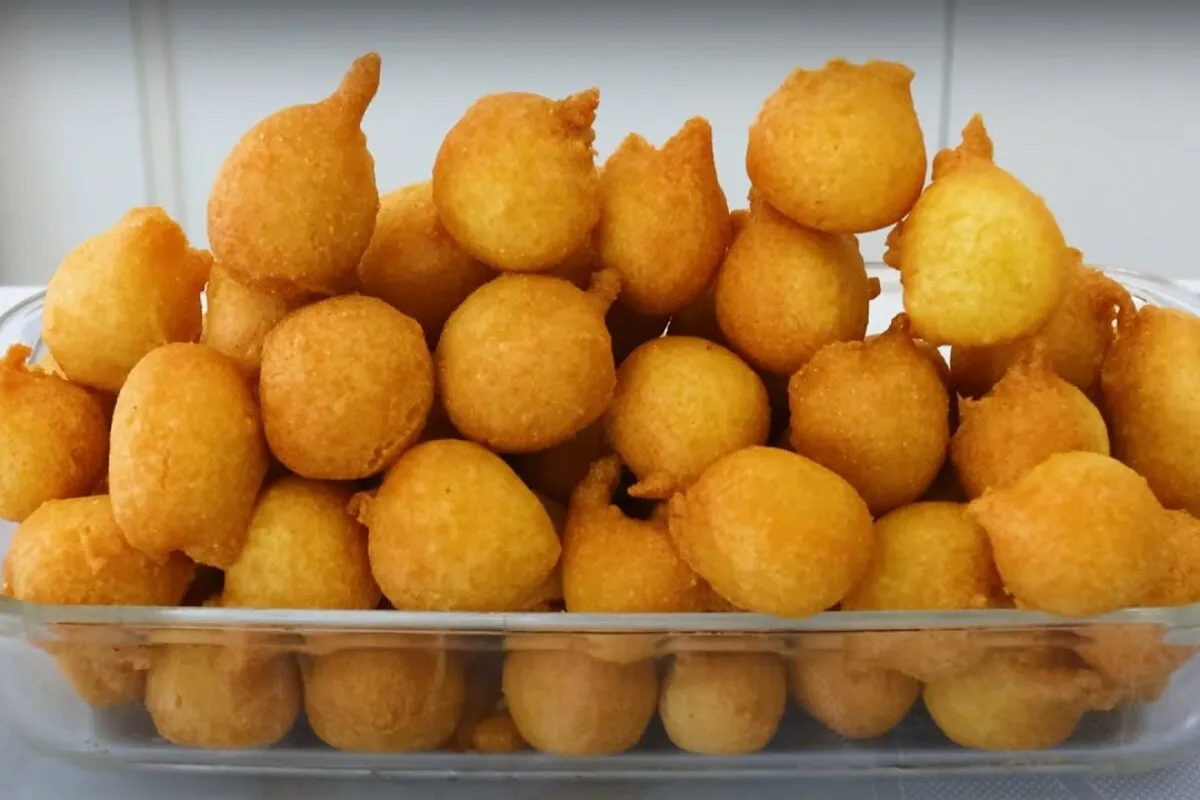 Bolinho sequinho de fubá para o café da manhã que desmancha na boca, as crianças pedem mais