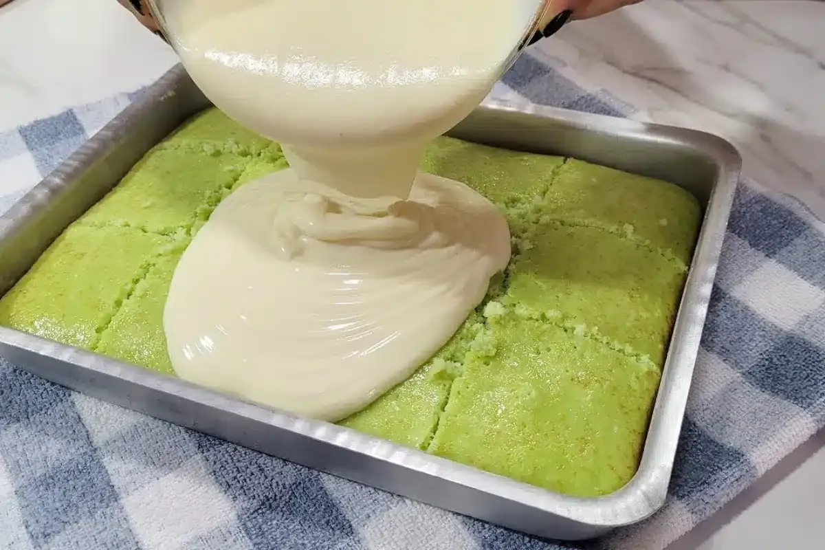 Bolo alagado de limão: molhadinho, azedinho na medida e perfeito pra servir gelado no lanche